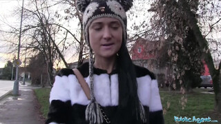 Public Agent - aranyos orosz kisasszony az utcáról