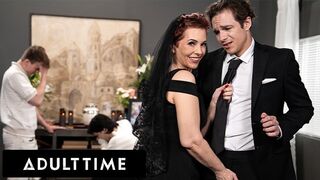 Forró tetovált nagymami Ruby Lynne lebukik egy temetésen zajló szenvedélyes aktus közben!