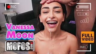 Vékony barna Vanessa Moon szenvedélyesen birkózik Jmac óriási szerszámával minden pozitúrában