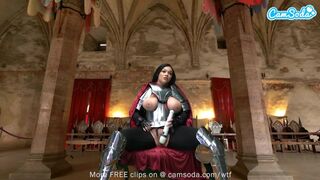 Ashlyn Peaks mágikus lovagpáncélban cosplayelve simogatja magát a varázspálcával