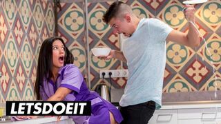 A dögös szobalány Jade Presley takarít és élvezi a hatalmas farkat a tűzforró szobában
