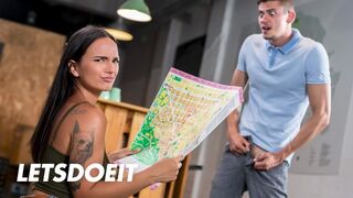 Claudia Bavel izgató kalandja a lángoló hostel szexuális mennyországban