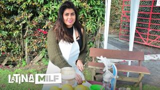 Carmen Lara éhes milfje sóvárogva fogadja a mély behatolást forró videóban és intenzív dugás közben