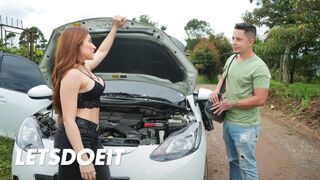 Forró latin milf Leela Moon csábítóan megdöngeti a szerelőjét