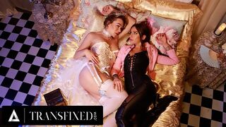 Mesebeli királynők Emma Rose és April Olsen forró strap-on anál mámora