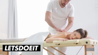 Rebecca Volpetti olajos masszázsja Kristof Cale forró szerelmi lökéseivel