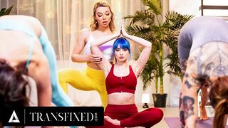 Emma Rose transz jógaoktatót tetten érik, amint Jewelz Blu-t izgatja a forró jógaórán!