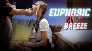 Aranyos tinilány Breezy Bri pajkos kedvvel csábítja mostohaapja barátját csábító fehérneműben