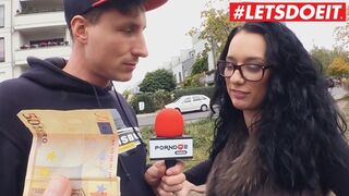 Német tinilány hatalmas seggel a buszról leszállva vad autós szexben