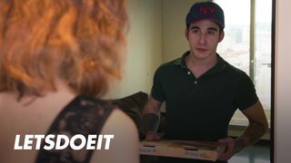 A hűtlen Arian Joy puncija először a barátját izgatja, aztán a kézbesítő fiú keményen megdolgozza