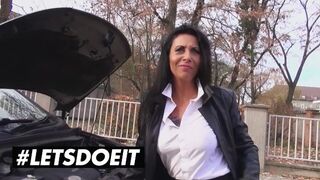 Lady Paris duzzadó mellei reszketnek a szabadban vadul tomboló farkasütés szenvedélyétől