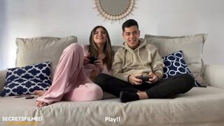Videójátékos fogadás a mostohatesóm forró szopatására