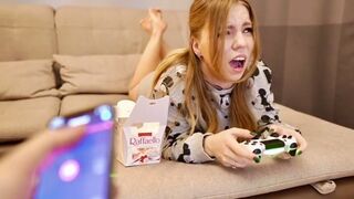 Kisankanna Lovense-jével spriccel, aztán szájba dugás POV-ban!