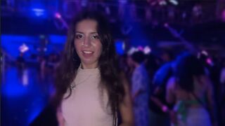 Szarvas csaj egyezett meg a klub WC-jében egy vad, forró dugásra