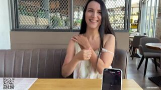 Eva vadul élvezi a nyilvános éttermi izgalmat a Lovense Ferri távirányítós vibrátorral