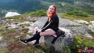 Fiatal vörös lány maszturbál a hegyvidéken, amíg orgia lesz belőle
