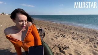 A dögös csaj felpörögve szopott az interaktív strandjáték miatt