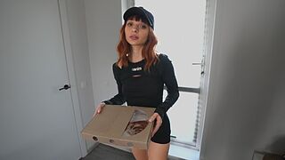 Vágykeltő diáklány futár felfalta a pizzámat, én meg kitártam a szűk kis punciját