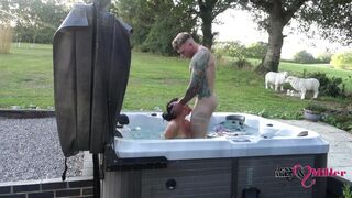 Vadító szabadtéri dugás a pezsgő jacuzziban egy csábító hétvége alatt