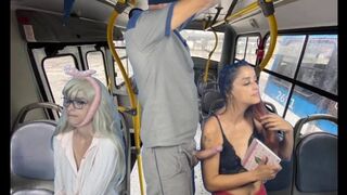 Perverz buszon dörzsölődik vonzó nők testéhez nyilvánosan!