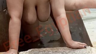 Éjszakai fürdőszex egy egyiptomi vidéki csajjal, vad nyögésekkel