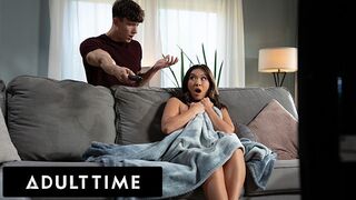 Adult Time forró kalandja - Kimmy Kimm maszturbálás közben kapja el a tekintetét a hatalmas farkon, és megadja magát