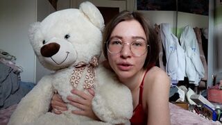 A legnedvesebb tini punci a Földön lovagol egy plüssmacin
