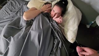 Két karcsú, fekete hajú lányra spriccel melegen az ágyban, aztán nedves bugyikban csókolóznak szenvedélyesen