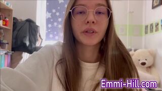 Tini ribanc keményen ujjazza magát és spriccel!