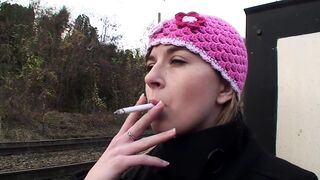 Nagymama perverz jutalma a tini lányért egy vad hármasban