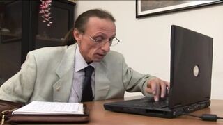 Ribanc MILF titkárnő mohón szopja a vastag főnökét